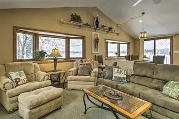 コテージ Phillips Cabin W/ Lake Views & Private Dock!