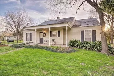 Mökkimajoitus Riverfront Martindale House W/ 2 Covered Decks