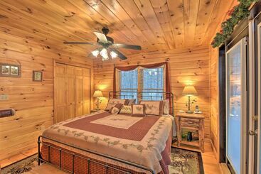 بيت ريفى Rural Murphy Cabin   Yard, Hot Tub & Fire Pit