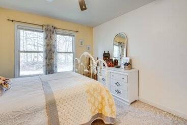 بيت ريفى Quiet Black Mountain Home W/ Grill & Fire Pit