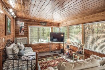 קוטג'' The Elk Meadow Cozy Cabin