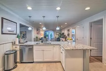 Mökkimajoitus Bright & Sunny Home ~ 14 Mi To Myrtle Beach!