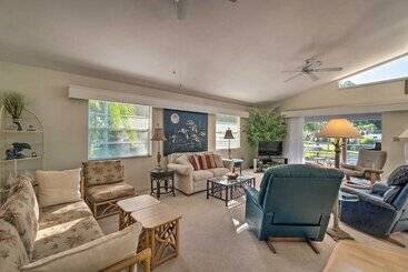 コテージ Canalfront Home W/ Private Dock   5 Mi To Beaches!