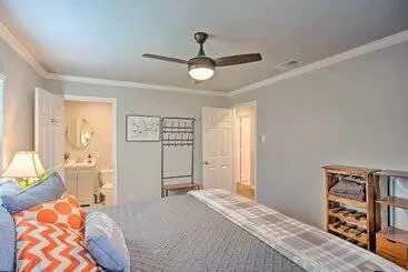 コテージ Dock & Fire Pit: Lakefront Cedar Creek Home!