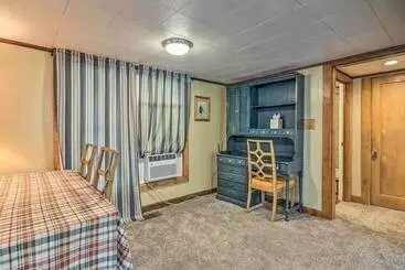 Near Hiking + Dining: Dtwn Sylva Cottage!