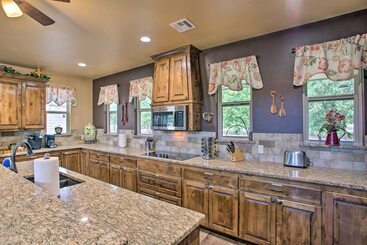 茅舍 Kingston Home W/ Pickleball: Steps To Lake Texoma!