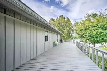 コテージ Lakeside Spring City Home: Private Boat Ramp!