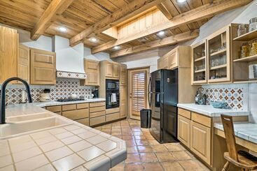 별장 Las Cruces Home  La Casa Blanca  W/ Courtyard