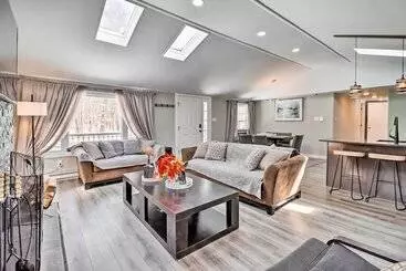 Mökkimajoitus Hot Tub & Fire Pit: Modern Pocono Mountain Home