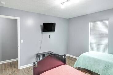 Сельский дом Above Ground Pool & Backyard At Murfreesboro Home!