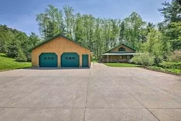 Mökkimajoitus The Red Pine Cabin  W/ Private Pond & Dock!