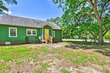 کلبه Pet Friendly Fayetteville Home W/ Fenced Yard