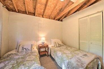 קוטג'' Rustic Retreat Across From Lake; Family Friendly!