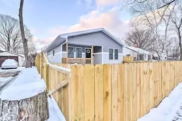 کلبه Stylish Retreat W/ Yard < 5 Mi To Msu Campus