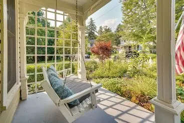 Mökkimajoitus The Porch House  Located In Historic Village