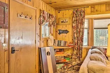 Mökkimajoitus California Retreat W/ Deck, Fire Pit & Grill!