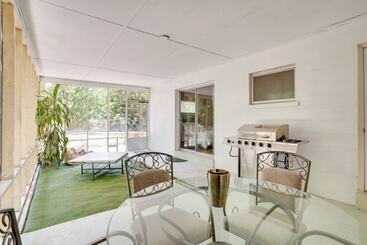 بيت ريفى Charming Mid Century House Just Steps To Lake!