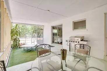 Mökkimajoitus Charming Mid Century House   Just Steps To Lake!