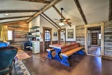 Mökkimajoitus Hundred Year Old Shell Valley Settlers Cabin!