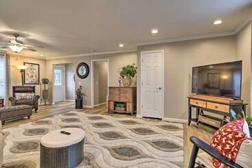 קוטג'' Lakefront Home W/ Deck, Fishing Dock & Canoe!