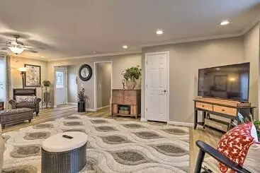 コテージ Lakefront Home W/ Deck, Fishing Dock & Canoe!