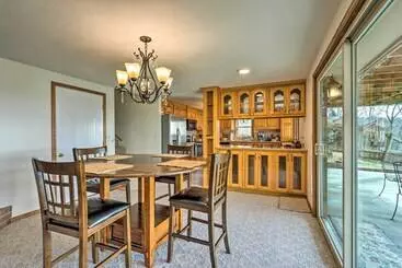 Mökkimajoitus Lakeside Urbana Home   Near Hunting & Fishing!