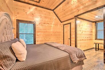 بيت ريفى Large Upscale Cabin: Hot Tub, Fire Pit, Pool Table