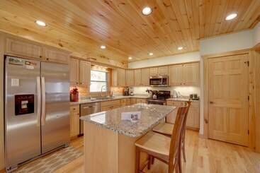 별장 Maggie Valley Cabin W/ Private Hot Tub & Game Room