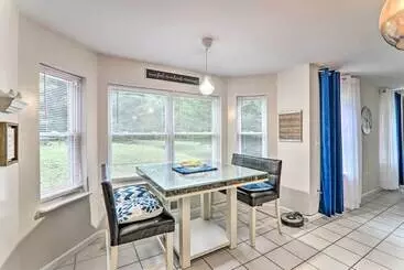 Mökkimajoitus Fire Pit + Hot Tub: Peaceful Poconos Farms Getaway