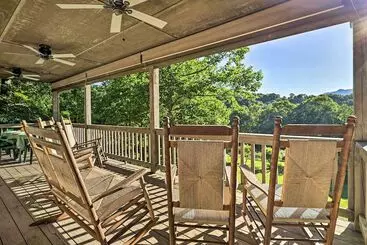 コテージ Serene Mountain Retreat W/ Hot Tub & Grills!
