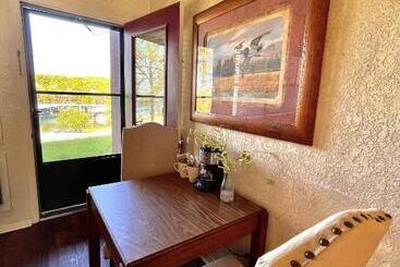 هتل آپارتمان Mountain Harbor Queen Guest Room On Lake Ouachita By Redawning