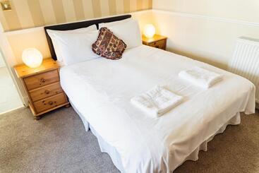 مسافرخانه Elder York Guest House