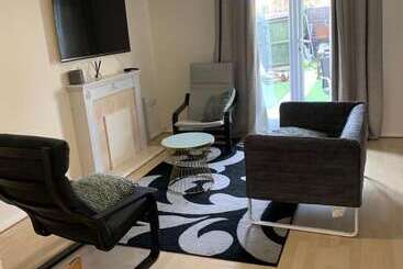 إقامة Charming 2 Bed House In London