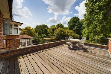 קוטג'' The Richmond Park Hideaway Cozy 5bdr House With Garden + Rooftop Terrace