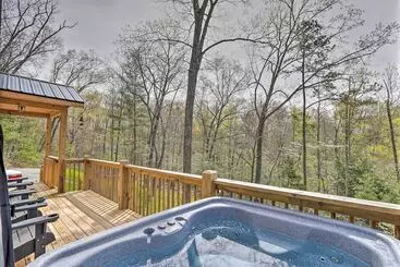 Mökkimajoitus Private Hot Tub & Ev Charger: Cozy Murphy Cabin!