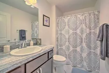 Mökkimajoitus Sun Soaked Retreat In The Villages W/ Grill!