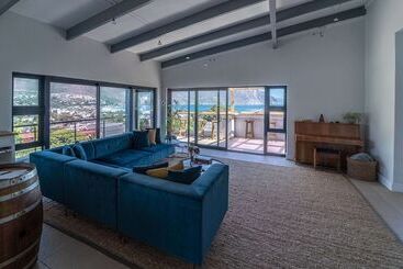 פנסיון Hout & About Guest House