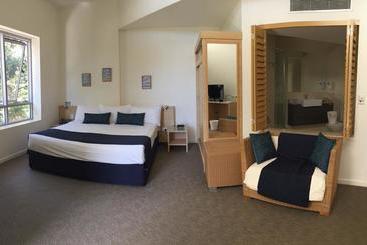 Отель Stradbroke Island Beach