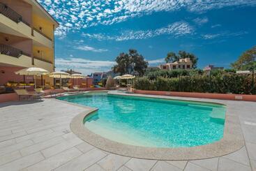 Isa Residence With Swimming Pool In Santa Teresa Di Gallura, Apartments With Air Conditioning And Pr