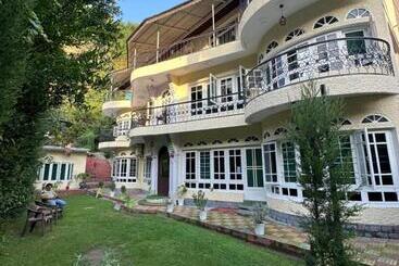 Hotel Heritage Rose Inn