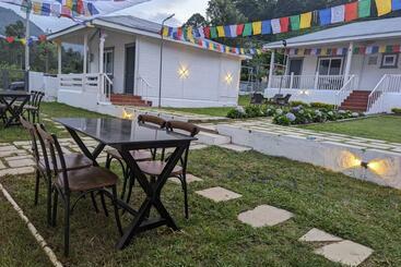 Bed and Breakfast The Door To Nirvana Cottages