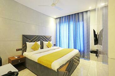 Frankstay By Hotel Preet In 05 Mints Walking Distance Nizamuddin Railway Station