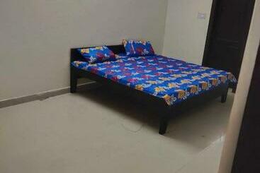 בית מלון כפרי Oyo Saini Guest House