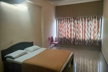 ホテル Oyo Viraj The Village Bar And Restaurant Boarding & Lodging