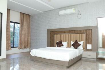 هتل Ramji Family Garden Lodging Restaurant