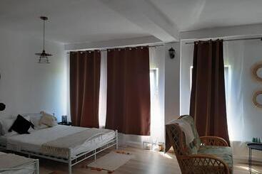 هتل Tina Guest House