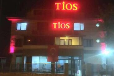 Ti̇os Otel