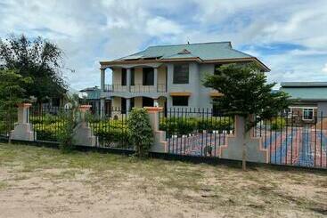 Отель Mhalo Beach Lodge