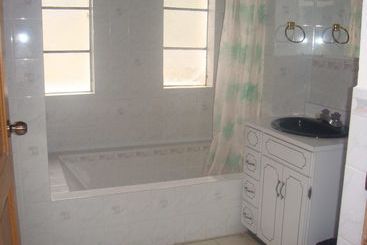 Hotel Oyo Rooms Near Jalvayu Towers- Sector 56