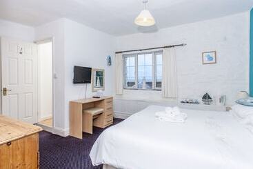 Пансион The Driftwood Spars